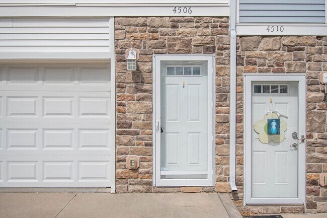 Foto del edificio - Clean Northwest 2 bed 2 Bath 2 Car Garage ...