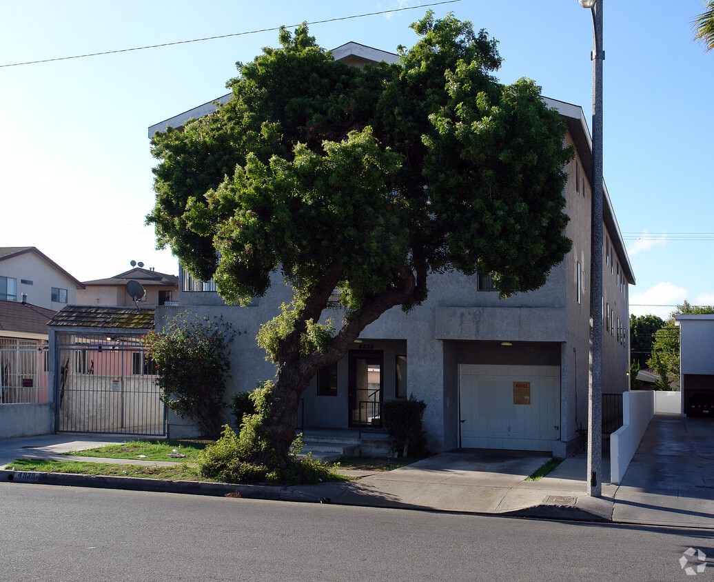 Foto del edificio - 4838 W 118th St