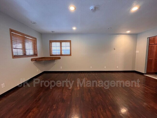 Building Photo - 115 Riverview A