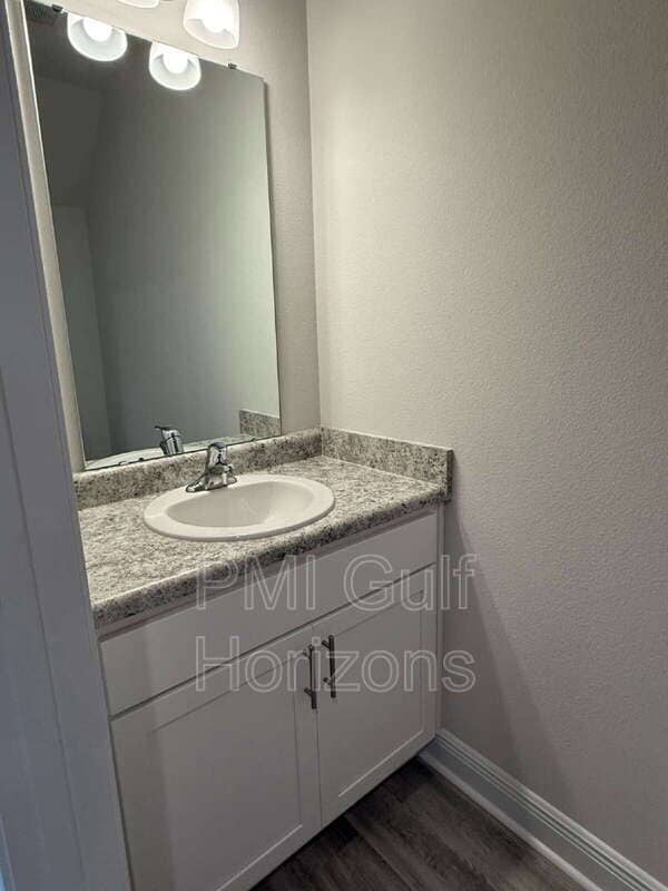 Building Photo - 710-E Giese Ln