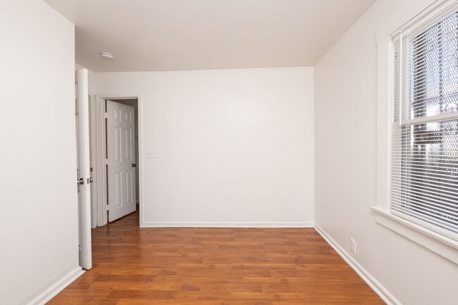 Foto del edificio - 5424 S Van Ness Ave
