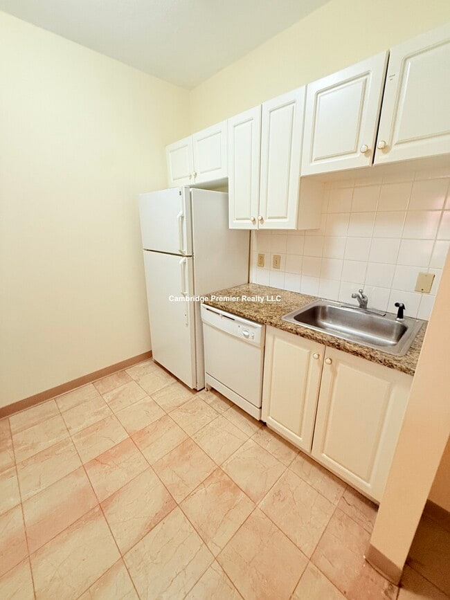 Building Photo - 375 Highland Ave