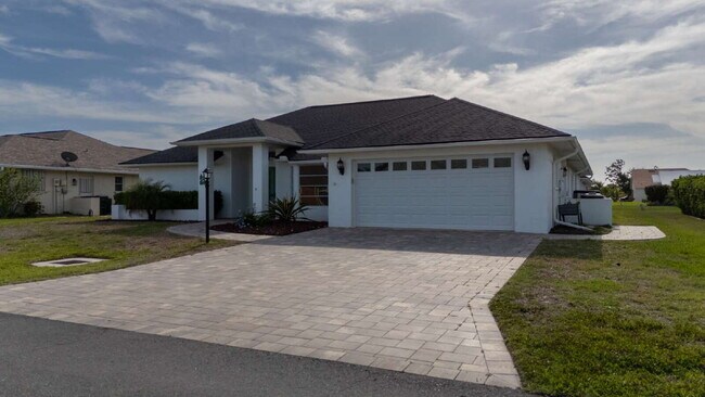 Foto del edificio - "Spacious 3-Bedroom Pool Home with 2 Baths & 2,075 Sq. Ft. of Comfort in Venice, FL!"