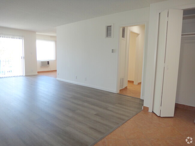 Building Photo - Villa Palms Apartments