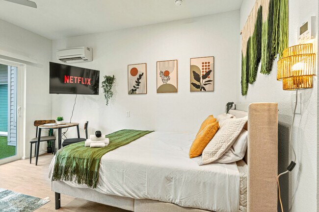 Building Photo - 596 W 9th St