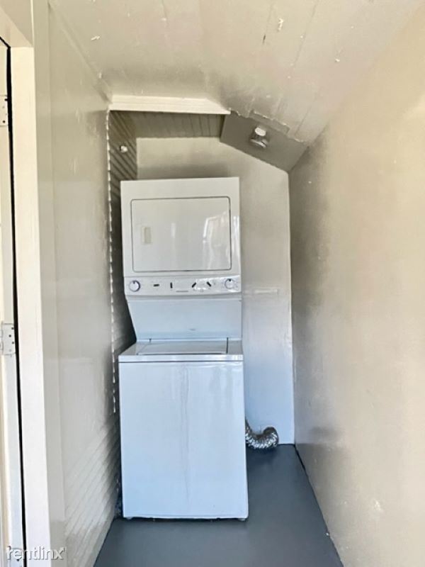 Building Photo - 3 br, 1 bath Duplex - 854 36th St Apt C