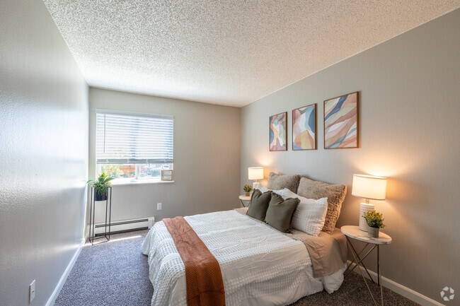 1BR, 1BA - 550SF - Bedroom - Glen Ridge Apartments