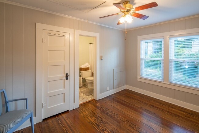 Building Photo - Charming 1930's Cottage Near Bergfeld Center!