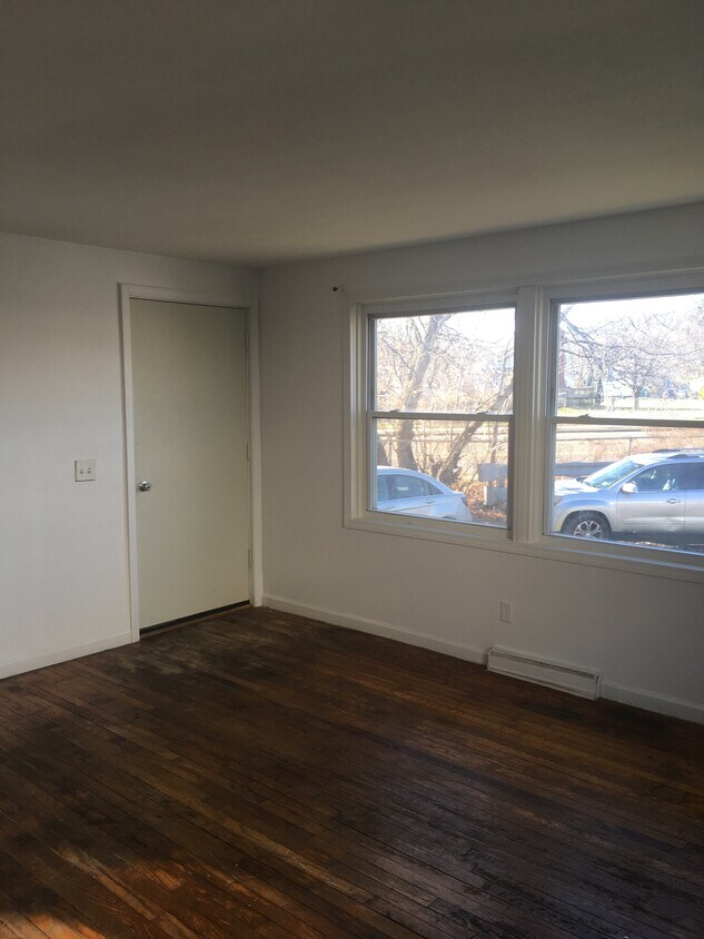 Living room - 926 Windsor Dr