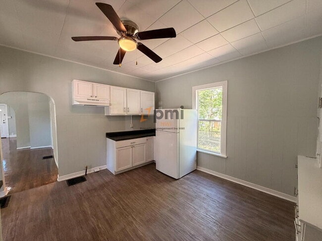 Building Photo - 422 Hoyt St