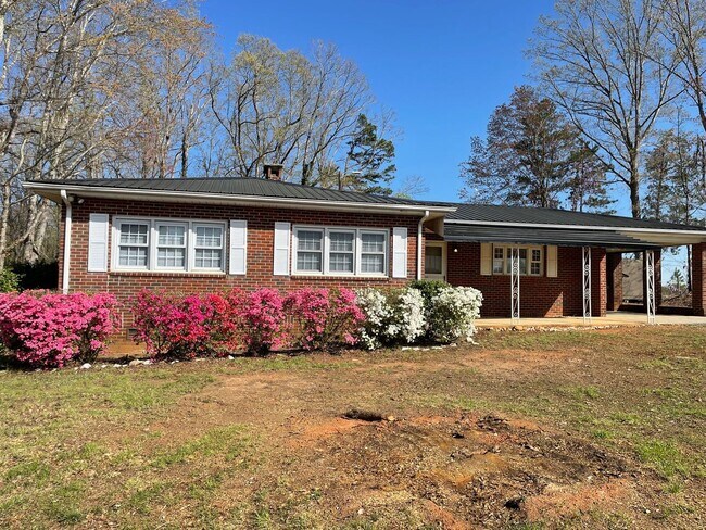 Foto del edificio - 3 BED, 1 BATH HOME LOCATED IN ASHEBORO!