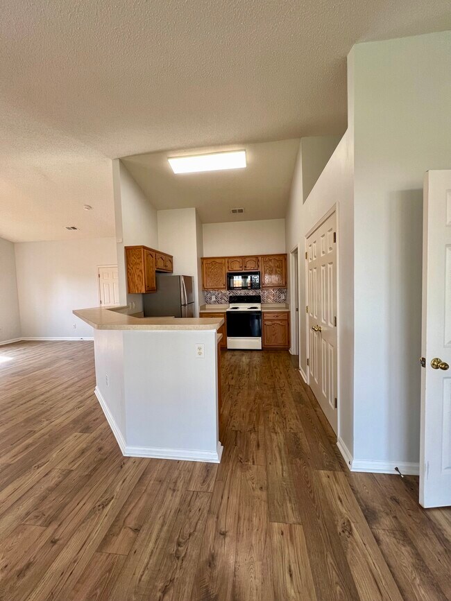 Open Floor Plan - Kitchen w/Breakfast Bar - 1624 Cherry Creek Dr