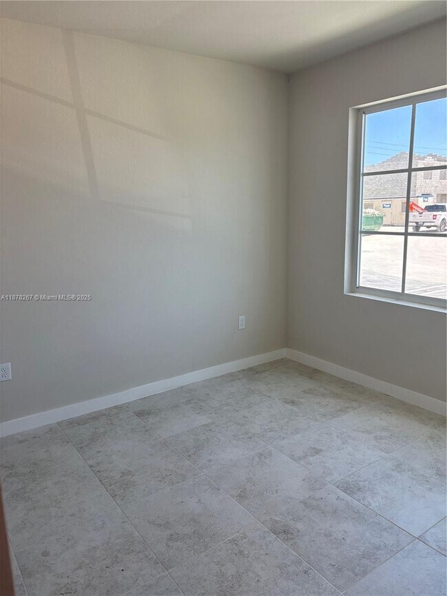 Foto del edificio - 1018 W Davis Pkwy