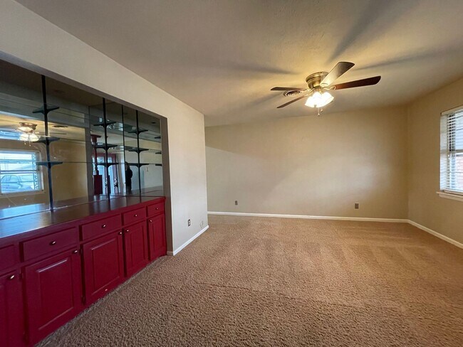 Foto del edificio - Huge 3/2 home available immediately!!