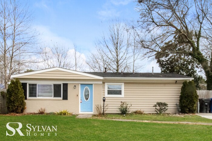 Foto principal - Enjoy easy living in this charming 4BR 2.5...