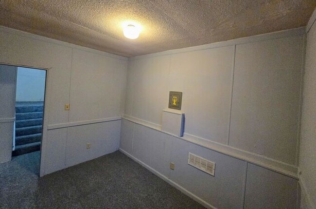 Building Photo - Affordable unit conveniently located!
