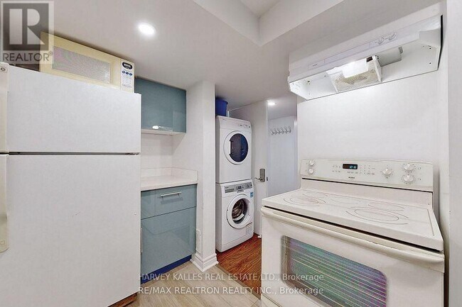 Building Photo - 142 Combe Ave