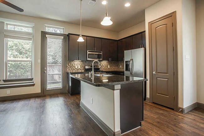 Building Photo - 103 Aventura Pl