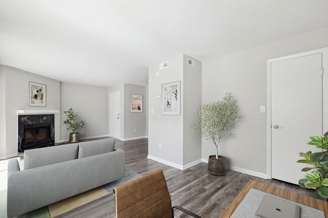 Luna Pointe apartments — community photo - Luna Pointe