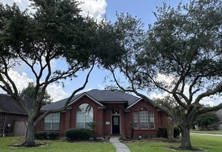 Building Photo - 8739 Saratoga Dr