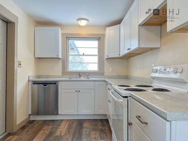 Building Photo - 6 month lease! 3 bed/ 1 bath Single Family Home on Coffeen!