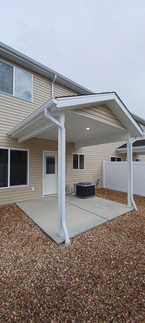 Building Photo - New 3 Bed 2.5 Bath Cedar Bend Townhome