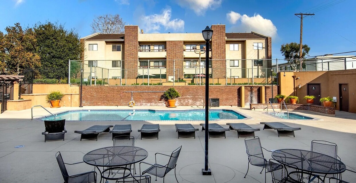 Primary Photo - 2 Bedroom/ 2 Bath Condo In The Heart of Gl...