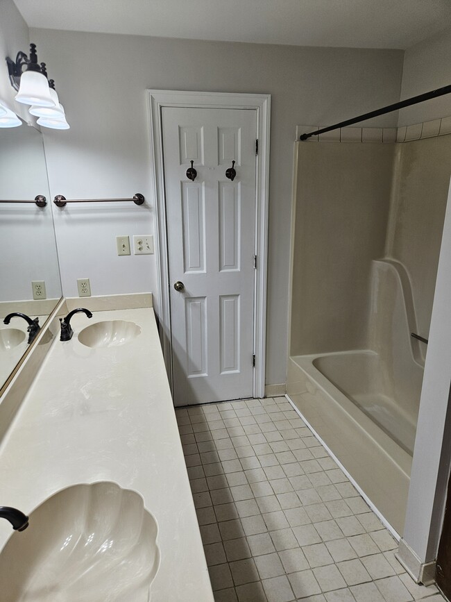 Double vanity in large master bathroom - 334 Joshua Tree Dr