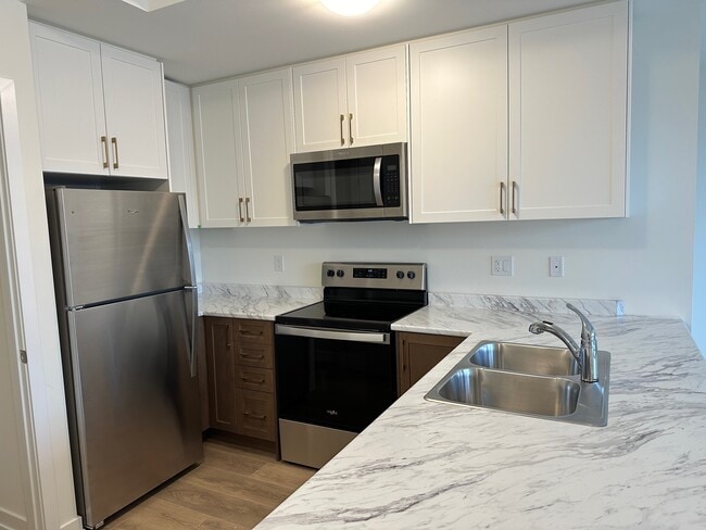 Building Photo - STUNNING 2-BEDROOM TOWNHOUSE FOR RENT IN C...