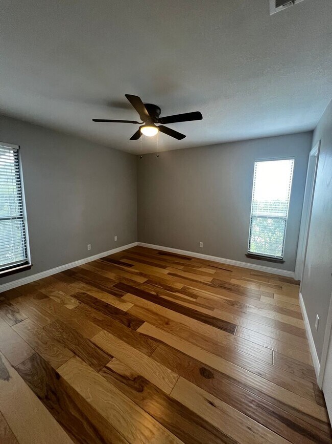 Foto del edificio - 8615 Putnam Dr