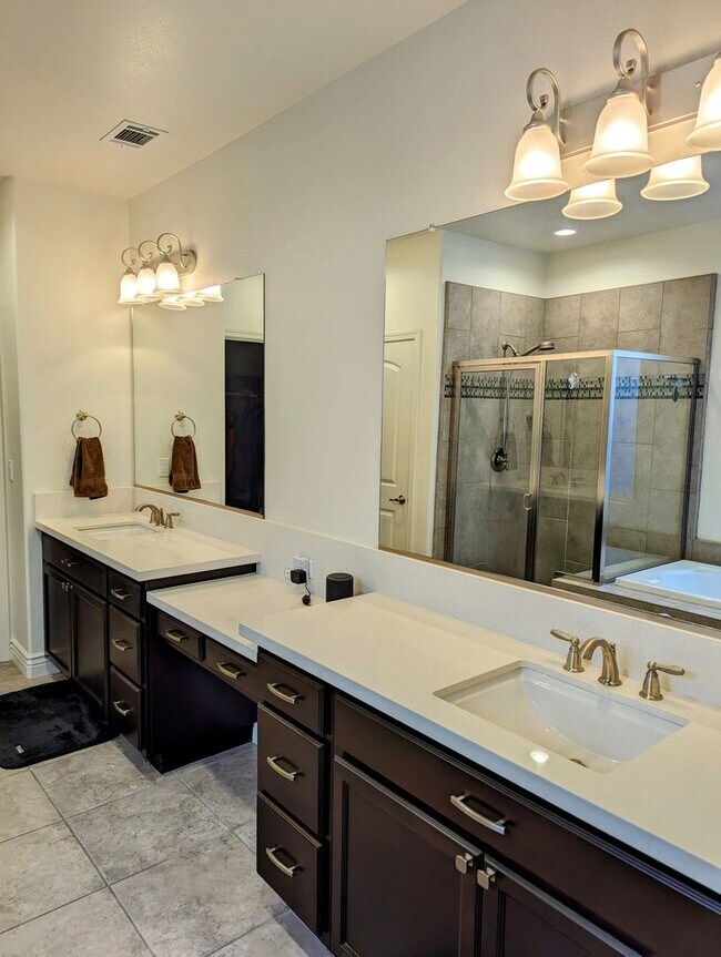 Foto del edificio - Just reduced! Beautiful home in templeton