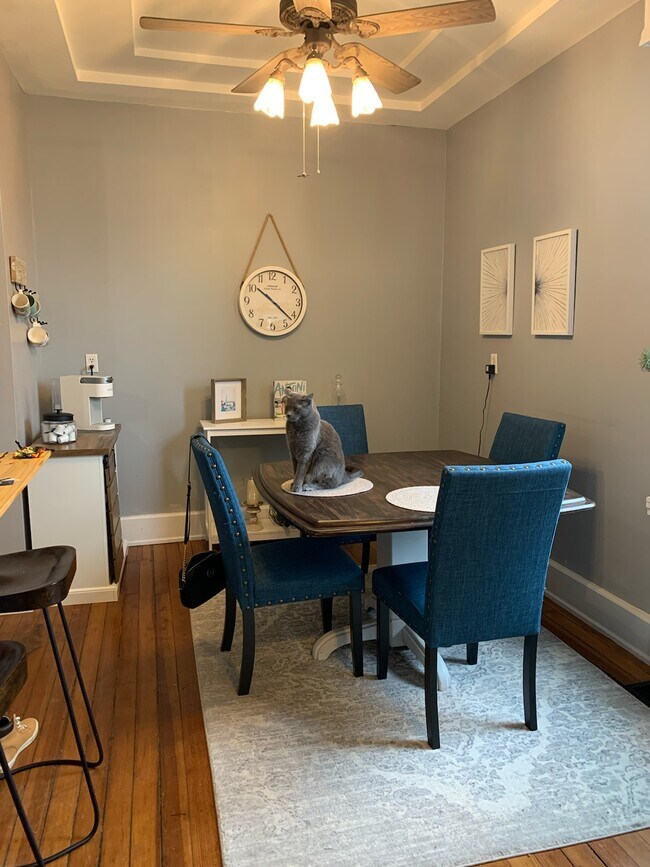 Fotografía del edificio - 605 E Main St