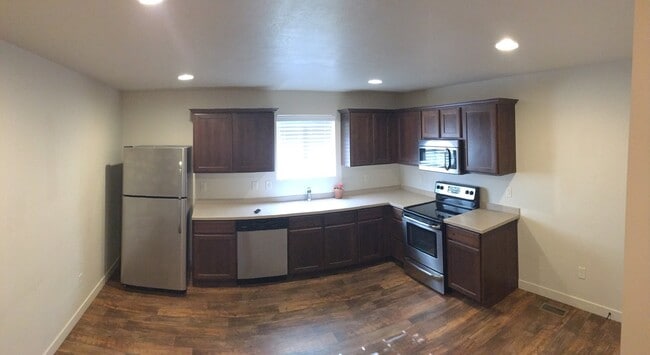 Building Photo - 3 Story Vineyard Townhome w 1 car attached...