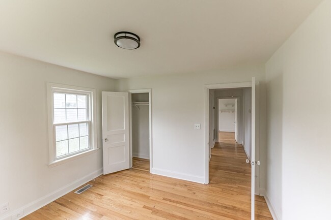 Building Photo - COMING SOON! Charming 3 bedroom 1 bathroom for rent!