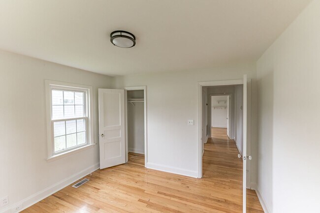 Foto del edificio - COMING SOON! Charming 3 bedroom 1 bathroom for rent!