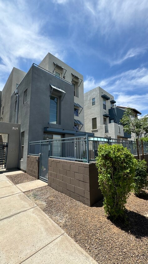 Exterior of patio - 615 E Portland St (Phoenix, AZ)