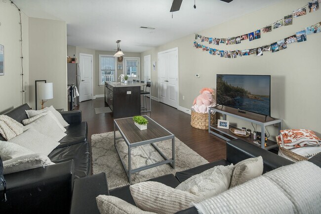 Sala de estar modelo - Acadia Heights