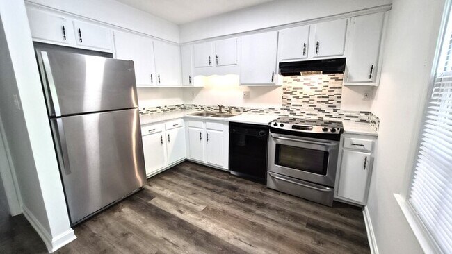 Building Photo - Well Maintained 2 Bedroom Townhouse with Move In Special!