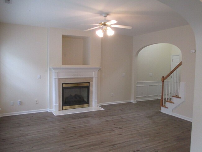 Building Photo - Lovely 3br/2.5ba in exc community, 2 car gar, exc deck, comm rec included!! Avail July 15, 2026!