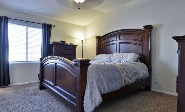 Foto del edificio - Live Close to It All in This 3 Bedroom Pap...
