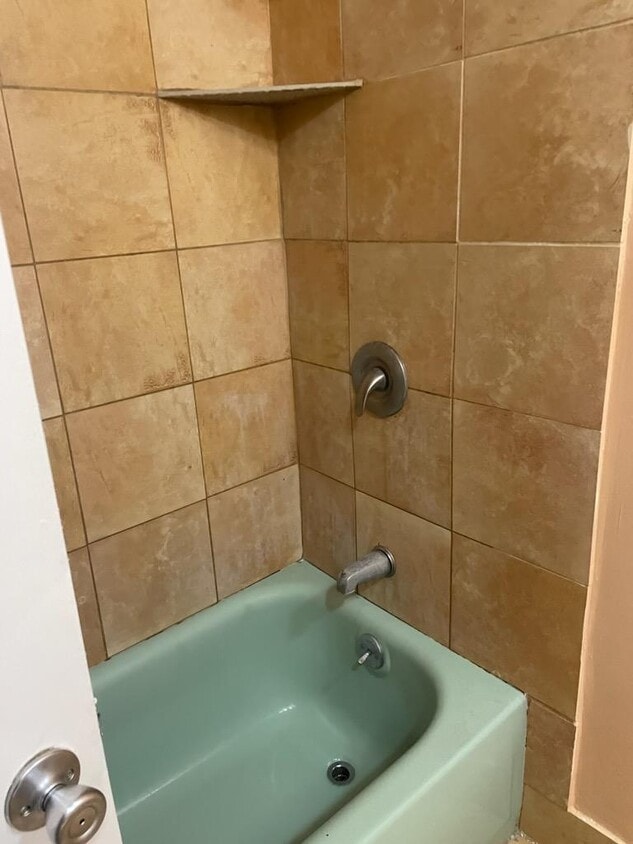 Guests bath - 4704 Rainbow Curv