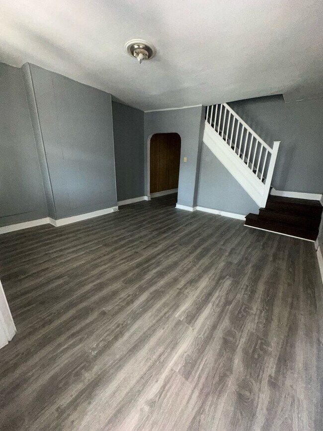 Foto del edificio - 3 bedrooms / 1 full bathrooms  renovated i...