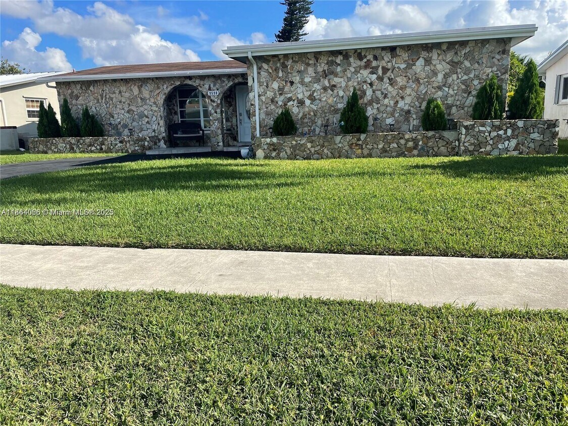 Foto principal - 9590 NW 24th Pl