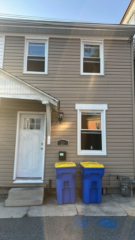 Frente - 21 Girard Ave