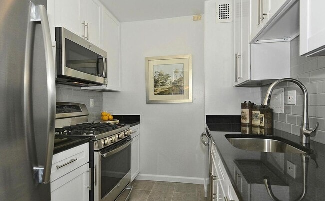 Building Photo - Renovated 1/1 in Dupont Circle! All Utilit...