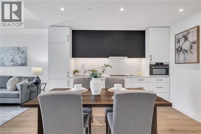 Photo du bâtiment - 741 King St W