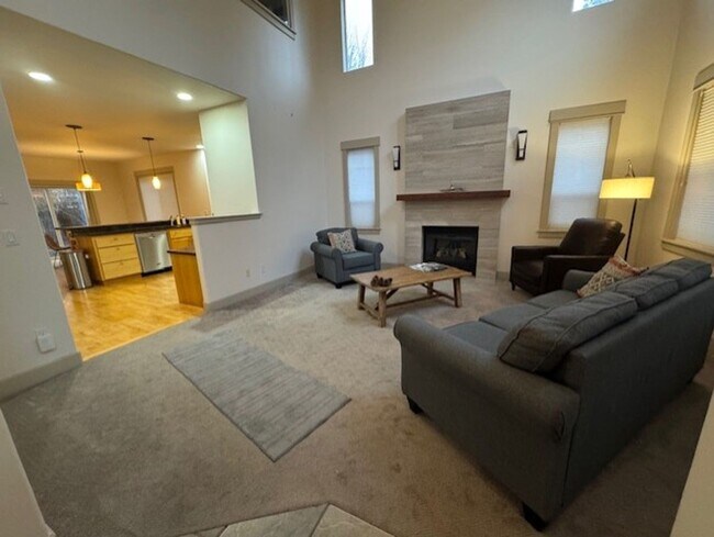 Building Photo - Partially furnished sort term  West Side Location