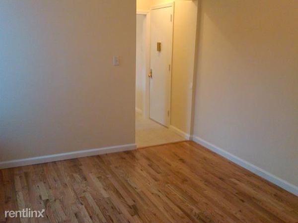 Primary Photo - 3423 Steinway St