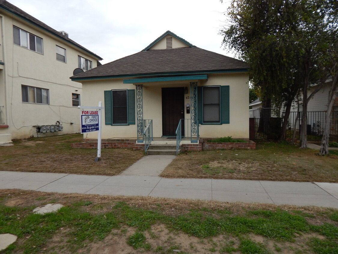 Foto principal - ((( CUTE 2 BEDROOM 1 BATH SINGLE FAMILY HO...