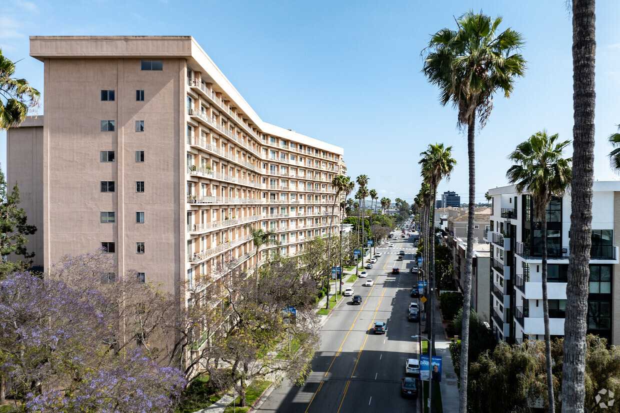 Building Exterior - 100 S Doheny Dr
